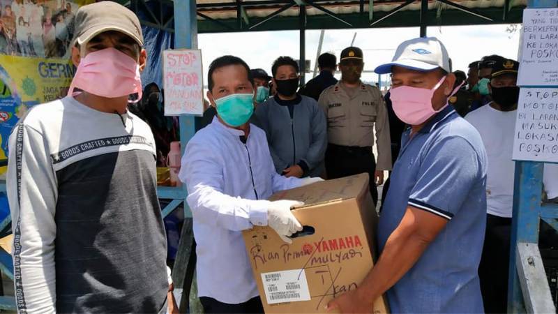 Bupati Bagi-Bagi Sembako ke Masyarakat