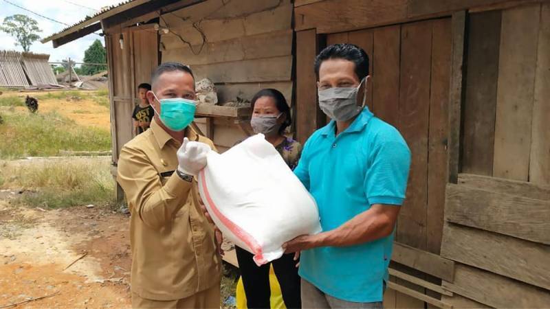 Bupati Tana Tidung Membagikan Sembako, Vitamin dan Masker