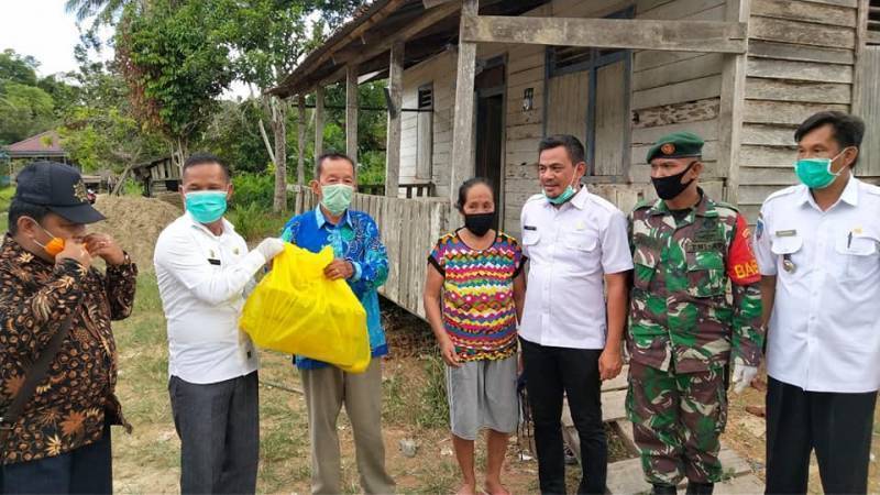 Bupati Tana Tidung Membagikan Bantuan Lagi Di Beberapa Desa