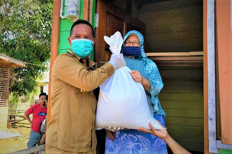 Pembagian Bantuan di Desa Tideng Pale, Tideng Pale Timur dan Sebidai