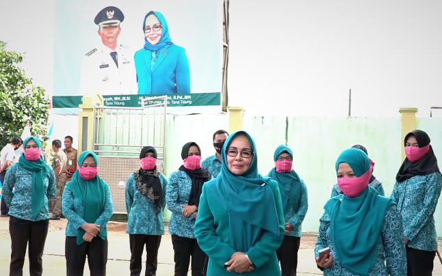 Tim Penggerak PKK, Dinas Kesehatan dan Dinas Sosial Melakukan Pembagian dan Sosialisasi Masker ke Seluruh Wilayah Kabupaten Tana Tidung