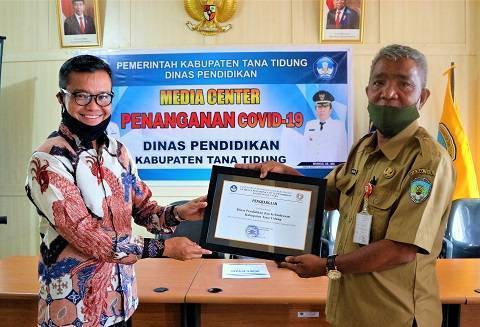 Penghargaan atas Prestasi dan Kinerja Dinas Pendidikan