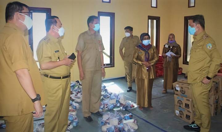 Tinjau Persediaan Sembako, Karantina dan Posko Utama Covid-19