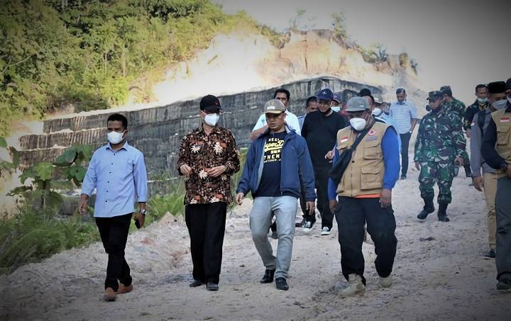 Meninjau Langsung Jalan Penghubung Dari Kecamatan Tana Lia ke Desa Tengku Dacing