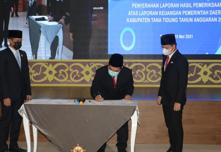 Penyerahan Laporan Hasil Pemeriksaan Atas Laporan Keuangan Pemerintah Daerah Anggaran 2020