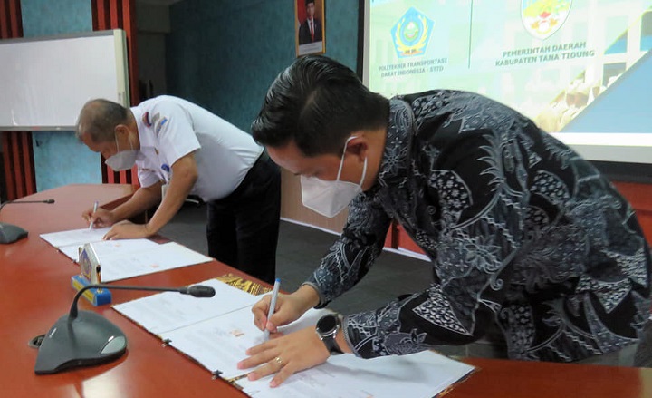 Penandatanganan MoU Pemerintah KTT dengan Politeknik PTDI-STTD Kementrian Perhubungan