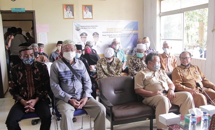 Penyaluran Bantuan Kepada Tokoh Agama, Tokoh Masyarakat Oleh Bapak Gubernur