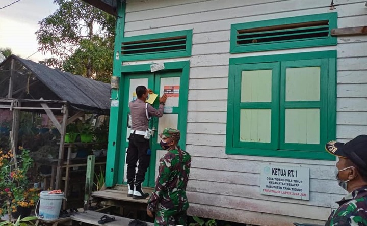 Pemasangan Stiker Isoman Oleh Tim Satgas Covid 19 di Kediaman Warga Yang Terkonfimasi