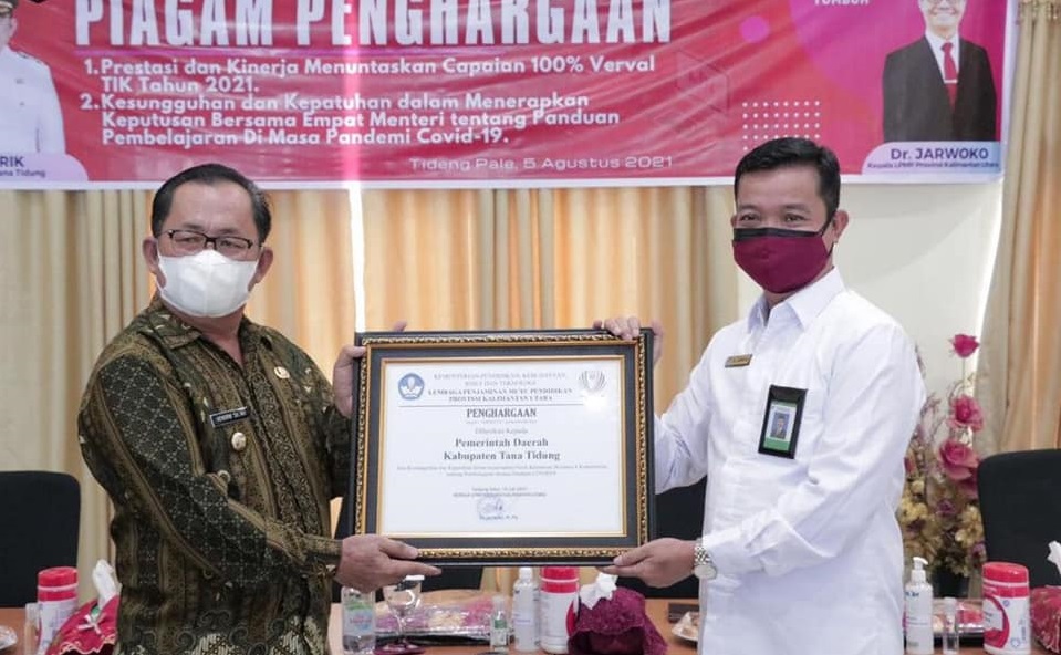 Penyerahan Piagam Penghargaan Oleh LPMP Kalimantan Utara