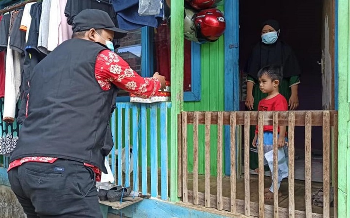 Aparatur Desa Tideng Pale Membagikan Makanan Kepada Warga Yang Isoman Covid-19