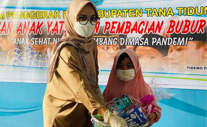 TP PKK Kab. Tana Tidung Membagikan Bubur Asyura
