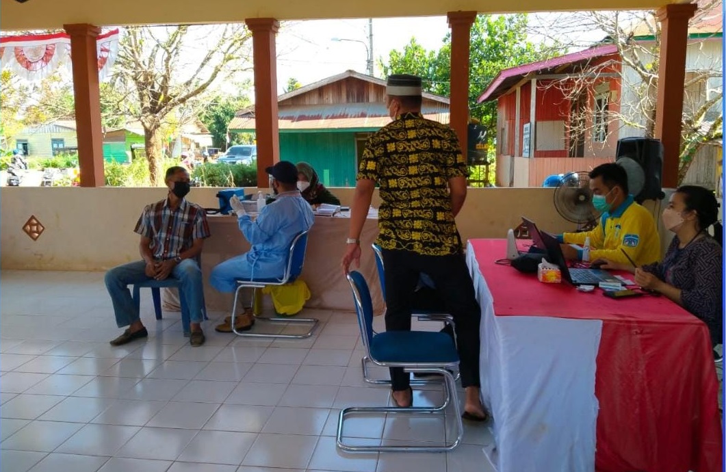 Kegiatan Vaksinasi di Desa Tideng Pale Timur