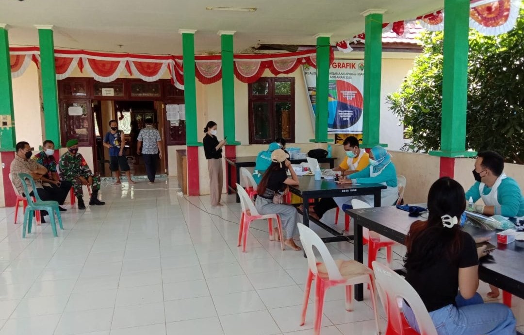 Pelaksanaan Kegiatan Vaksinasi di Desa Rian, Melayani Masyarakat Desa Rian dan Kapuak