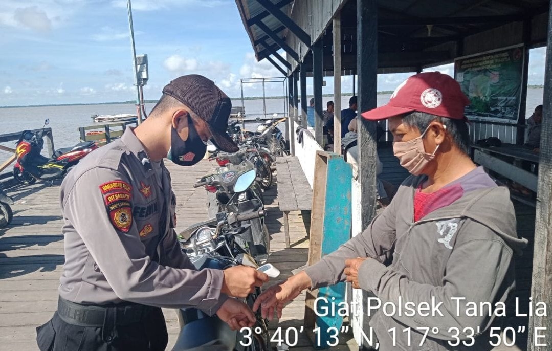 Giat Pengamanan Posko PPKM Satgas Covid-19 di Pelabuhan Rakyat Desa Tana Merah