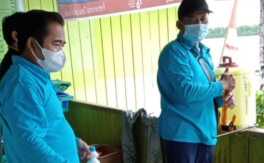 Kegiatan Penyemprotan Disinfektan Dirumah Warga Pembagian Masker dan Sabun Cuci Tangan di Desa Limbu Sedulun