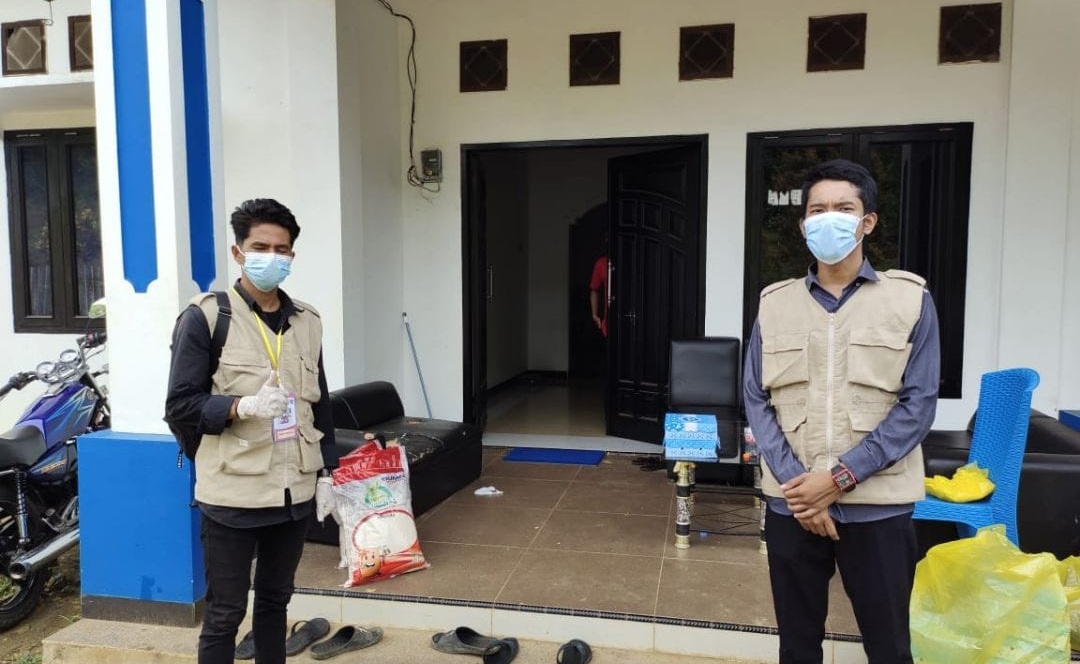 Kegiatan rutin tim Satgas Desa membagikan makanan dan bantuan sembako bagi warga yang isoman di Desa Tideng Pale