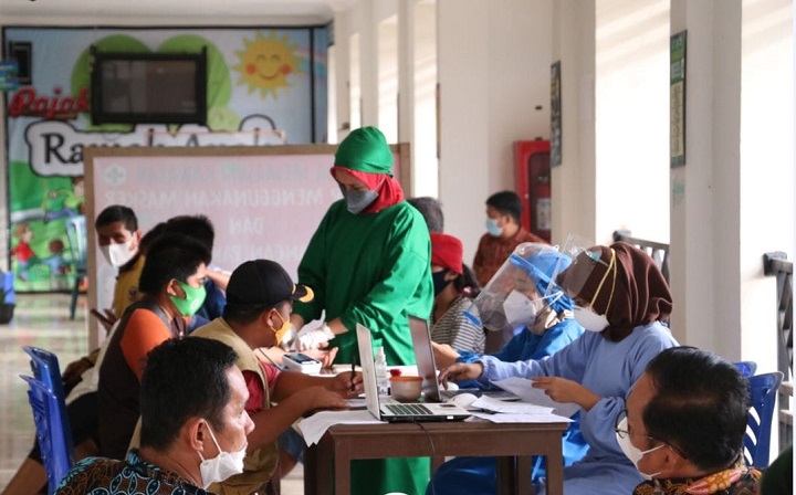 Monitoring Pelaksanaan Vaksin di Desa Kujau Kecamatan Betayau