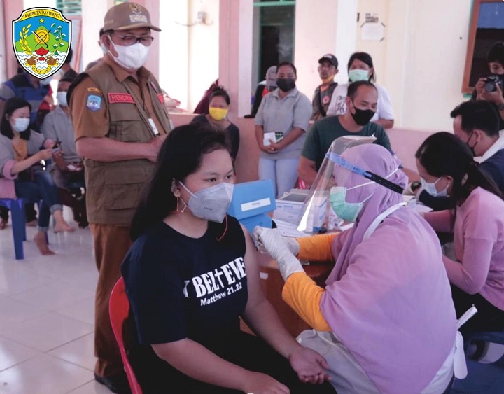 Pekan Vaksinasi Pelajar dan Masyarakat Desa Sapari dan Desa Rian Rayo