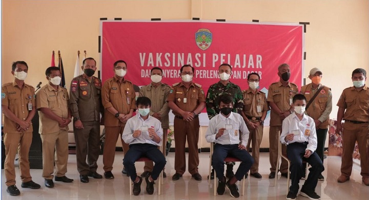 Vaksinasi Pelajar dan Penyerahan Bantuan Perlengkapan Dasar di Kecamatan Muruk Rian