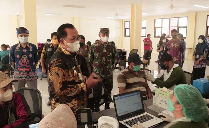 Monitoring Vaksinasi di SD 001 Tideng Pale