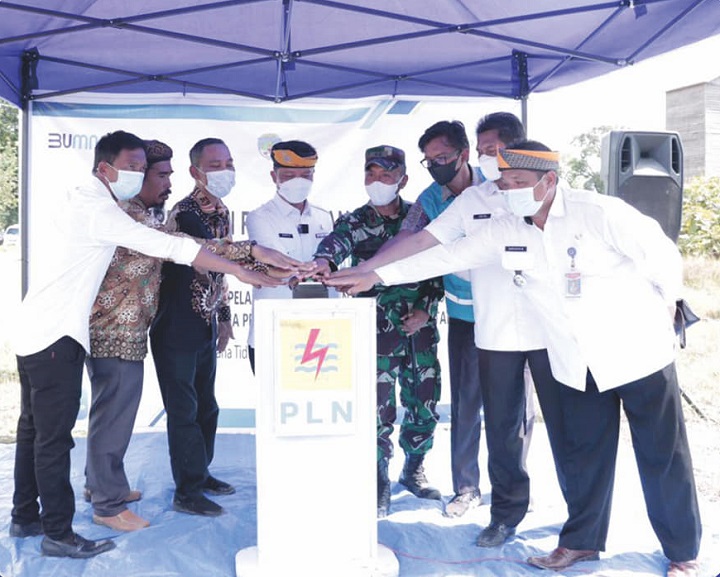 Penyalaan Listrik Perdana dan Penyerahan Sertifikat Program PTSL Desa Badan Bikis dan Desa Bebatu, Penyerahan Modal Usaha Bagi Pelaku UMKMIKM dan Penyerahan Bantuan VSAT