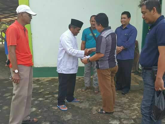 Wakil Bupati memberikan bantuan kepada Korban Kebakaran