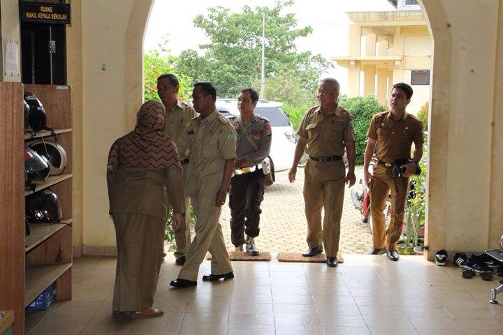 Bupati Tinjau Ujian Nasional Berbasis Komputer