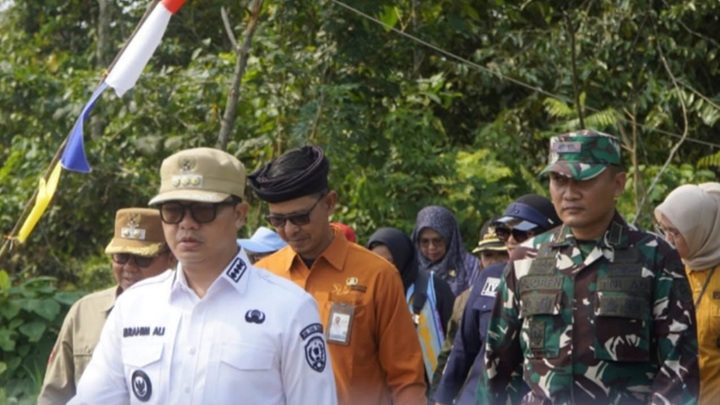 Bupati dan Wakil Bupati Tana Tidung Tanam dan Panen Jagung di Lahan Demplot Desa Rian Rayo