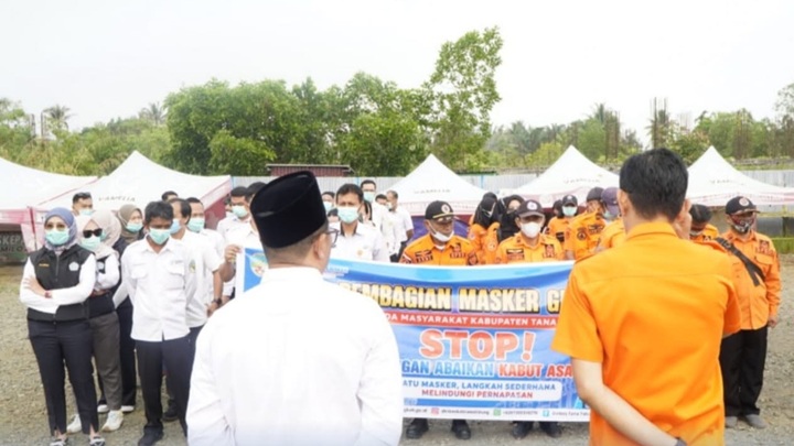 Pemkab Tana Tidung Bagikan Masker untuk Antisipasi Dampak Kabut Asap Karhutla