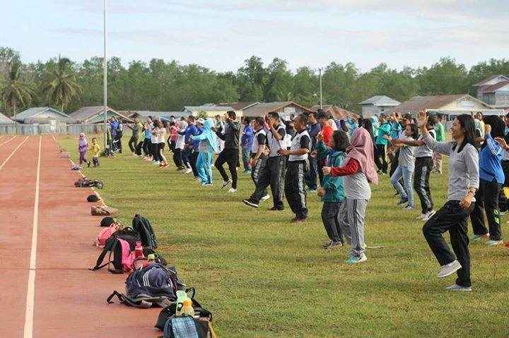 Dinas Pariwisata, Pemuda dan Olahraga menggelar senam massal di Stadion Mini Tideng Pale