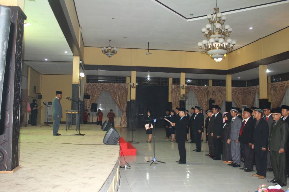 Bupati Melantik Pejabat Administrator dan Pengawas