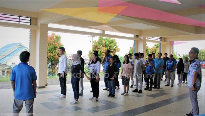 Diskominfo Melakukan Kegiatan Jumat Sehat Dengan Jalan Santai 