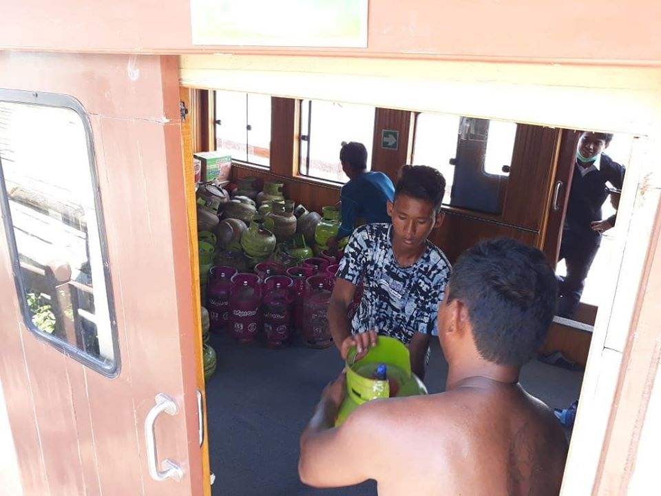 Pendistribusian LPG 3 kg bersubsidi ke Desa Menjelutung dan Tana Lia