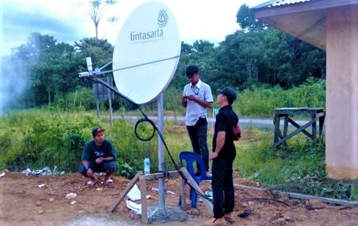 Diskominfo Tanatidung Memasang VSAT di Desa Belayan Ari