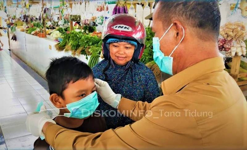 Bupati Tana Tidung Turun Langsung Membagikan Masker, Vitamin dan Handscoon