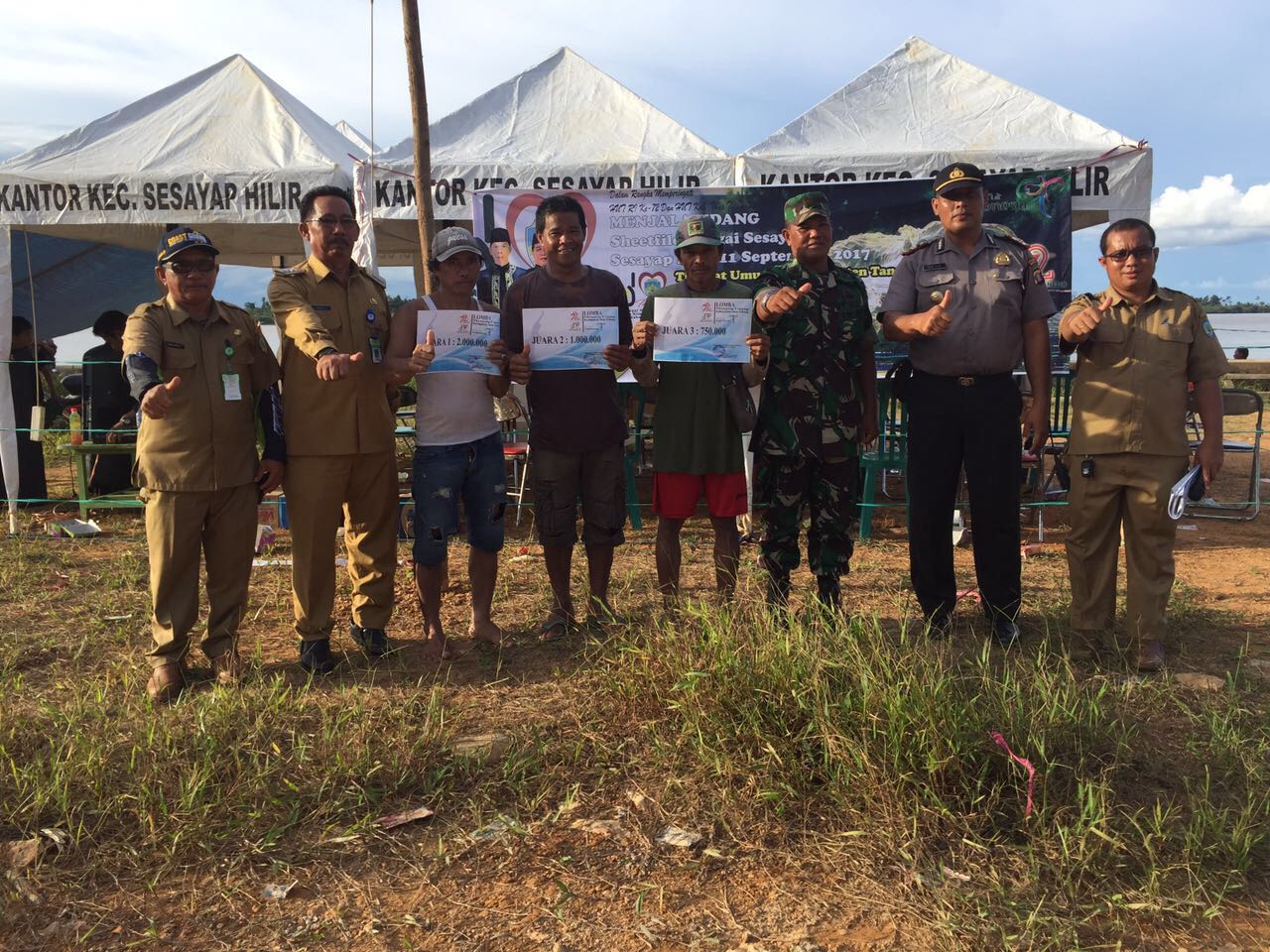 Dinas Pariwisata, Pemuda dan Olahraga menggelar Lomba Menjala Udang