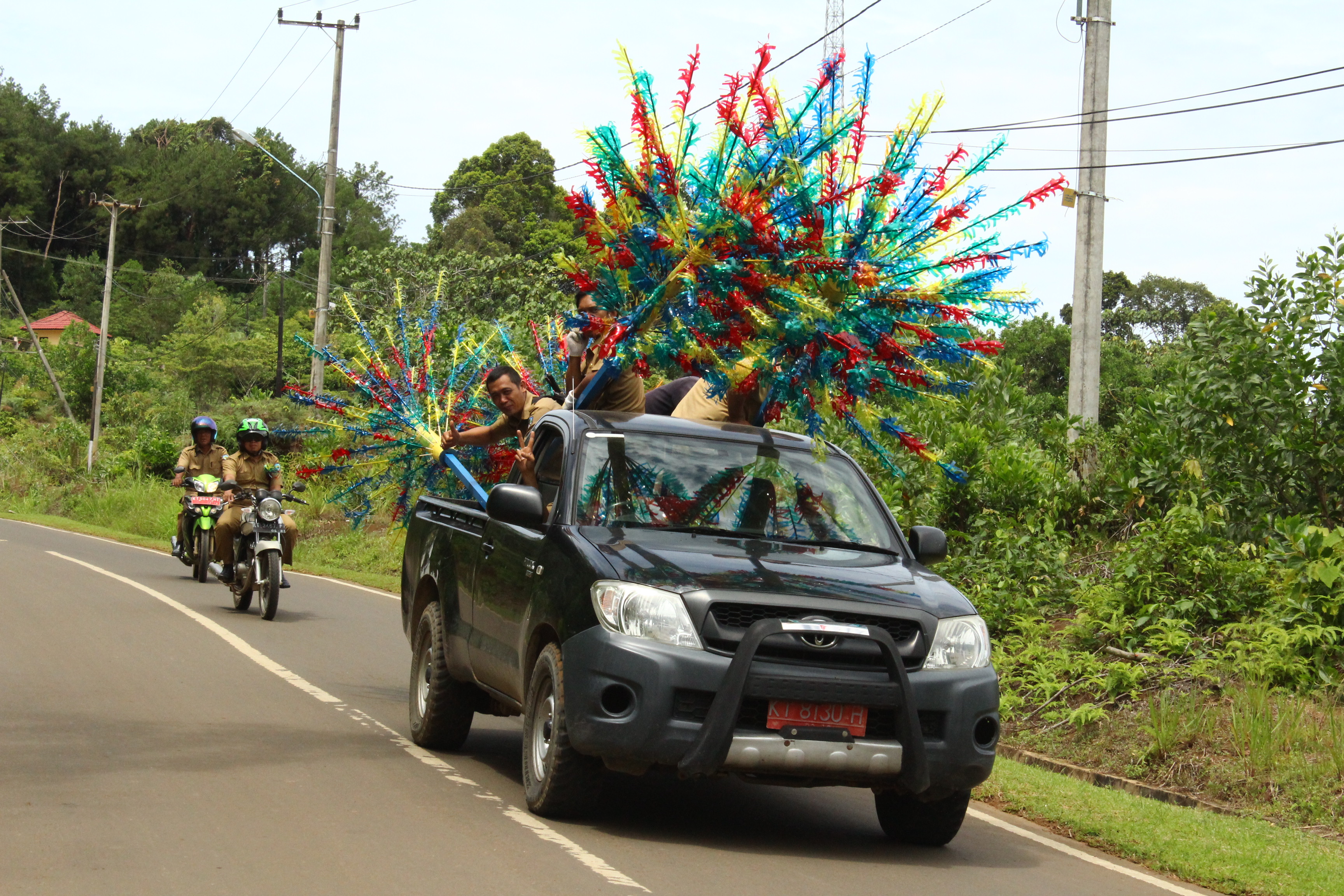 Jelang Puncak HUT KTT Sepanjang Jalan Dihiasi Busak Sarai